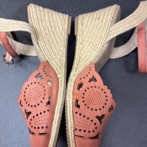 Rialto mauve espadrille closed toe women’s wedge sandals ankle buckle size 9